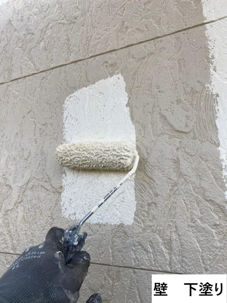 外壁の下塗りを行います。<br />
下塗りは外壁材と中塗り・上塗り塗料との接着力を強め、耐久性に優れた外壁塗膜を作り出す、大切な工程です。